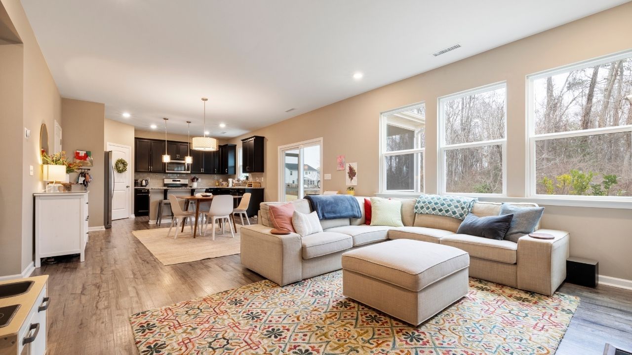 વાસ્તુ અનુસાર, ઘરમાં યોગ્ય હવાનું સર્ક્યુલેશન અને પૂરતો કુદરતી પ્રકાશ હોવો જોઈએ, જે સકારાત્મક ઉર્જાને પ્રોત્સાહન આપે છે.