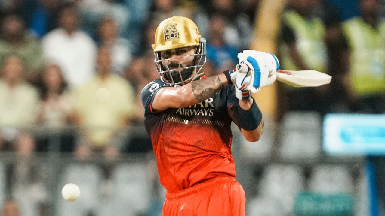 IPL 2025માં વિરાટ કોહલીનું પ્રદર્શન અદ્ભુત રહ્યું છે. વિરાટ કોહલીએ 5 મેચમાં 50થી વધુની સરેરાશથી 164 રન બનાવ્યા છે. વિરાટ કોહલીએ બે અડધી સદી ફટકારી છે અને તેનો સ્ટ્રાઈક રેટ પણ 140થી વધુ છે. વિરાટના આ પ્રદર્શનને કારણે RCB દરેક મેચમાં સારું પ્રદર્શન કરી રહી છે. RCBએ ચારમાંથી ત્રણ મેચ જીતી છે. (All Photo Credit : PTI / X)