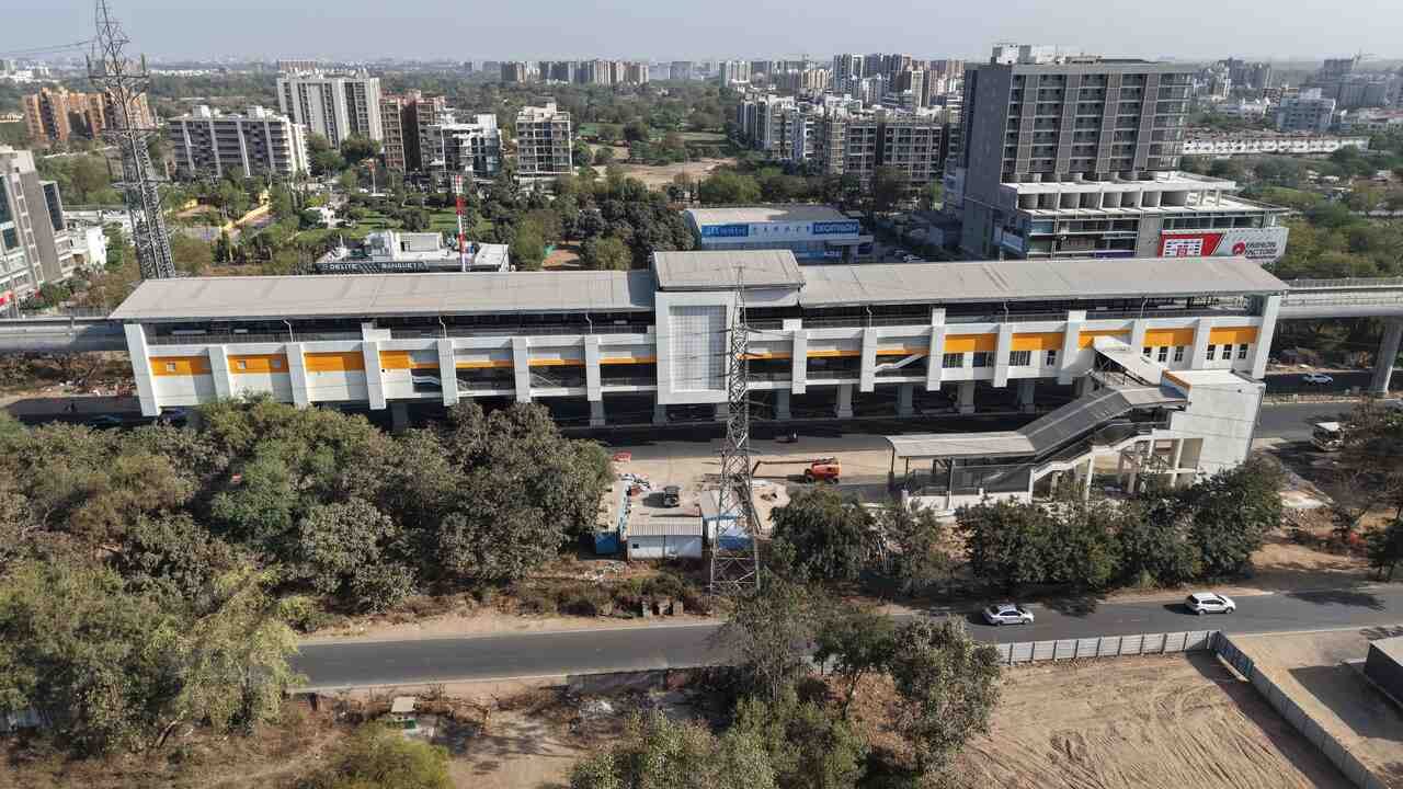 મેટ્રો ટ્રેન મોટેરાથી ઉપડીને કોટેશ્વર રોડ, વિશ્વકર્મા કોલેજ, તપોવન સર્કલ, નર્મદા કેનાલ, કોબા સર્કલ, સેક્ટર-૧૦એ આ નવા સ્ટેશનોએ પણ ઊભી રહેશે. છેલ્લે ગાંધીનગરના સચિવાલય સુધી પહોંચશે.