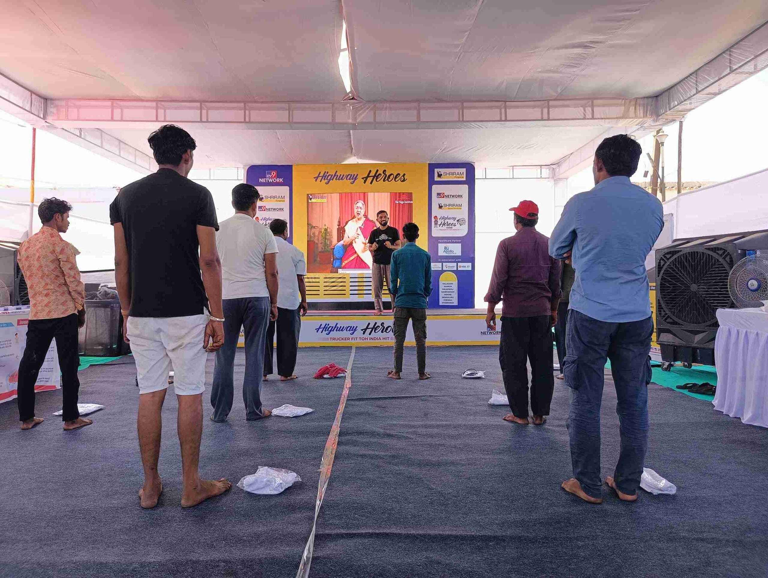 યોગ સત્ર: યોગા ઇન્સ્ટિટ્યૂટના ટ્રેનર્સે ટ્રક ડ્રાઇવર ભાઈઓને કેટલીક સરળ યોગ કસરતો શીખવી જે લાંબી મુસાફરી પછી શરીરને રાહત આપવા અને માનસિક શાંતિ માટે પણ કરી શકાય છે. આ યોગ કસરતોને 'ટ્રક યોગા' નામ આપવામાં આવ્યું છે. જેમાં વાઇપર આસન, સ્ટીયરિંગ આસન, બ્રેક આસન, ક્રેન આસન જેવી યોગ પ્રવૃત્તિઓ કરવામાં આવી રહી છે.