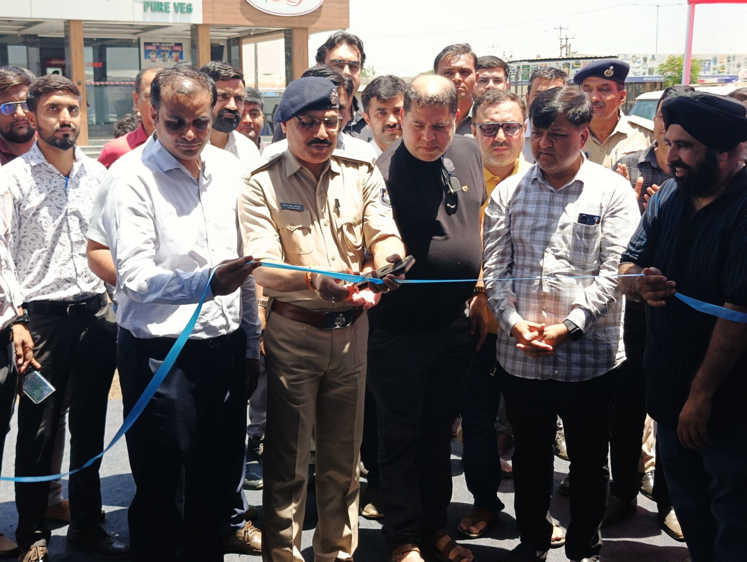 આ ખાસ પ્રસંગે, ડેપ્યુટી એસપી, દીપક આર. ભાટિયા મુખ્ય મહેમાન તરીકે હાજર રહ્યા હતા. તેમણે રિબિન કાપીને કેમ્પેનનું ઉદ્ઘાટન કર્યું અને TV9 નેટવર્ક તેમજ શ્રીરામ ફાઇનાન્સના પ્રયાસોની પ્રશંસા કરી. તેમણે કહ્યું, "આ અદ્ભુત કેમ્પેન માટે હું TV9 નેટવર્ક અને શ્રીરામ ફાઇનાન્સને અભિનંદન આપું છું. આ પહેલ ટ્રક ડ્રાઈવર ભાઈઓના લાભ માટે છે અને અમે કચ્છ પોલીસ વતી આ કેમ્પેનને સંપૂર્ણ સમર્થન આપીએ છીએ."