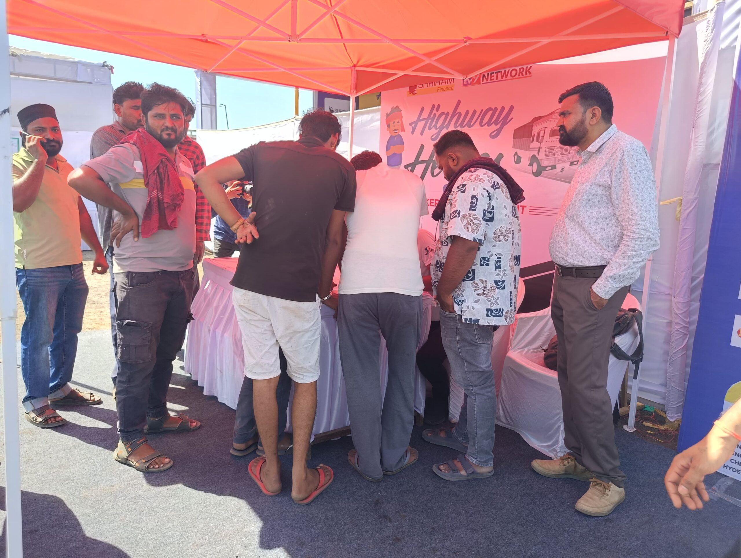 ટીબી જાગૃતિ: પિરામલ સ્વાસ્થ્યના ડો. એસ કુમારે ટીબીના લક્ષણો, નિવારણ અને સારવાર વિશે જણાવ્યું. આ સત્ર દ્વારા ટ્રક ડ્રાઇવરોને સમજાવવામાં આવ્યું કે ટીબી જેવા રોગોની સમયસાર સારવાર કરાવવી કેટલી મહત્વપૂર્ણ છે.