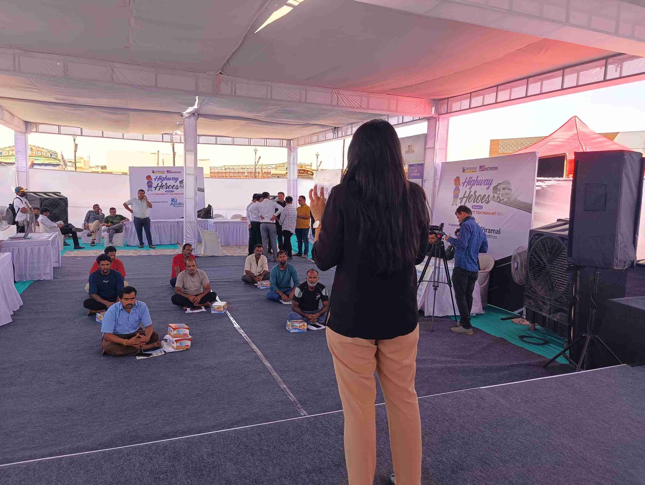 ફાઇનાન્શિયલ લિટરસી સેશન: NSE એટલે કે નેશનલ સ્ટોક એક્સચેન્જ વતી પ્રિન્સી કરદાનીએ નાણાંનું યોગ્ય આયોજન, સાયબર છેતરપિંડીથી રક્ષણ અને ઓનલાઈન વ્યવહારોની સાવચેતી વિશે માહિતી આપી. NSE દ્વારા, ટ્રક ડ્રાઇવરોને મ્યુચ્યુઅલ ફંડમાં નાણાં રોકવા અને સુરક્ષિત રોકાણ કરવા માટેની ટિપ્સ પણ આપવામાં આવી રહી છે.