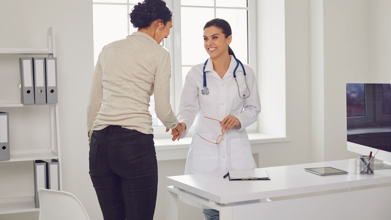 ગાયનેકોલોજીસ્ટ કહે છે કે, કોપર-ટી લગાવવાના કારણે પેટના નીચેના ભાગ પેડુમાં દુખાવો થઈ શકે છે. આ સિવાય પીરિયડ્સના ટાઈમ ટેબલમાં પણ ફેરફાર જોવા મળી શકે છે. તેમજ યુરિન ઈન્ફેક્શન થવાના પણ ચાન્સ રહે છે. ડોક્ટર આગળ કહે છે કે, આવું તમામ કેસમાં જોવા મળતું નથી અને કોપર-ટીનો ઉપયોગ કરવો સલામત છે.