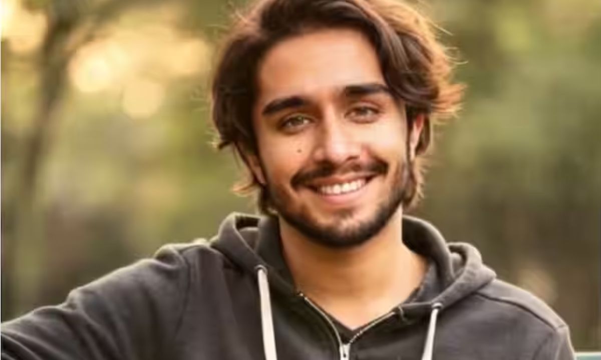 શ્રદ્ધા કપૂર: શ્રદ્ધા કપૂરની ફિમેલ પર્સનાલિટી જેટલી સ્વીટ છે, તેનુ મેલ વર્ઝન પણ એટલુ જ ચાર્મિગ છે. હલ્કી દાઢી અને મંદ મંદ મુસ્કાન તેને એકદમ રોમેન્ટીક હિરો જેવી બનાવી દીધી છે. 