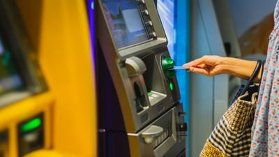 ભારતીય રિઝર્વ બેંક (RBI) દ્વારા ATM ઇન્ટરચેન્જ ફીમાં સુધારો કરવામાં આવ્યો છે, જેના પરિણામે 1 મે, 2025થી ભારતમાં ATMમાંથી રોકડ ઉપાડવાનું મોંઘુ થશે. ખાસ કરીને તેઓ માટે જે વારંવાર ATMનો ઉપયોગ કરે છે, જેના કારણે ઉપાડનો ખર્ચ વધશે. (Credits: - Canva)