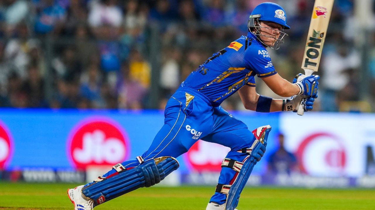 ડેવાલ્ડ બ્રેવિસની IPL કારકિર્દી 2022માં શરૂ થઈ હતી. ત્યારબાદ મુંબઈ ઈન્ડિયન્સ ટીમે તેને 3 કરોડ રૂપિયામાં ખરીદ્યો. આ પછી, તે 2023 અને 2024માં પણ મુંબઈ ટીમનો ભાગ હતો. ત્યારે પણ ડેવાલ્ડ બ્રેવિસને 3-3 કરોડ રૂપિયા મળ્યા હતા. એટલે કે છેલ્લા 3 સિઝનની સરખામણીમાં તેનો પગાર ઘટ્યો છે. (All Photo Credit :PTI / X / INSTAGRAM)