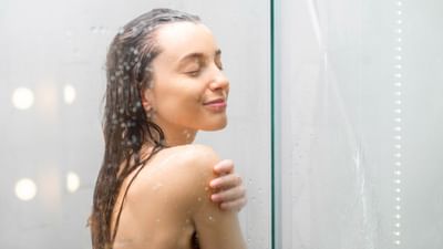 સ્નાન કરવાથી શરીર સ્વચ્છ રહે છે, પરંતુ તેનાથી અનેક રોગો પણ મટે છે. દરરોજ સ્નાન કરવાથી શરીર અને મન તાજગી અનુભવે છે.