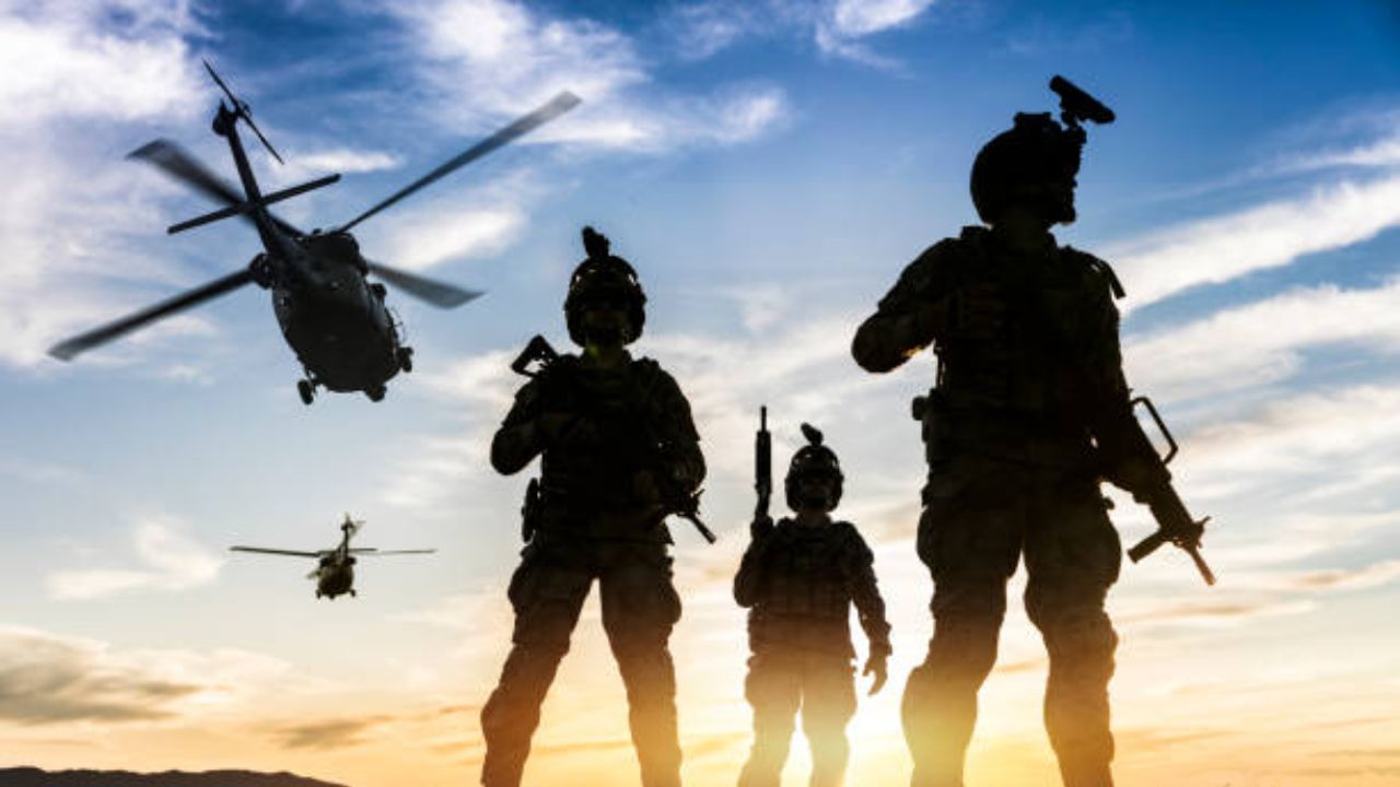 તે જ સમયે, વાયુસેનામાં પણ ભારતની તાકાતમાં સતત વધારો થયો છે. હાલમાં, ભારત પાસે 2229 વિમાનો, 600 ફાઇટર જેટ પણ છે. આ ઉપરાંત, 899 હેલિકોપ્ટર પણ છે. તે જ સમયે, નૌકાદળ પાસે 150 યુદ્ધ જહાજો છે. આ સાથે, 18 સબમરીન અને 2 વિમાનવાહક જહાજો પણ નૌકાદળને મજબૂત બનાવે છે.