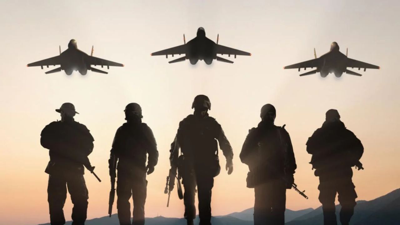 ભારતના સક્રિય સૈનિકોની સંખ્યા 14.55 લાખ છે. તે જ સમયે, રિઝર્વ ફોર્સ 11.55 લાખ છે. અર્ધલશ્કરી દળની વાત કરીએ તો, ભારતમાં 25 લાખથી વધુ સૈનિકો છે. તે જ સમયે, ભારતે તાજેતરના સમયમાં સંરક્ષણ બજેટમાં પણ વધારો કર્યો છે. ભારતનું સંરક્ષણ બજેટ લગભગ 7 લાખ કરોડ રૂપિયા છે.