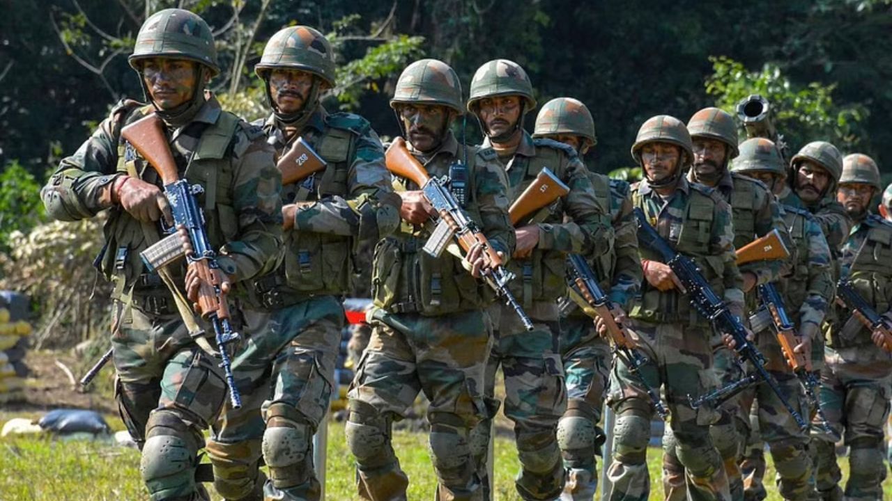 લશ્કરી તાકાતની દ્રષ્ટિએ ભારત પાકિસ્તાન કરતા અનેક ગણું આગળ છે. ગ્લોબલ ફાયર પાવર ઇન્ડેક્સ રિપોર્ટ મુજબ, લશ્કરી તાકાતની દ્રષ્ટિએ ભારત વિશ્વમાં ચોથા ક્રમે છે જ્યારે પાકિસ્તાન 12મા ક્રમે છે.