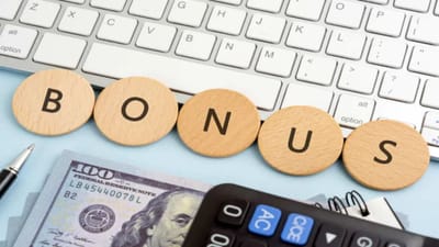 Penny Stock: પેની સ્ટોક KBC ગ્લોબલ લિમિટેડ (KBC Global Limited) ના શેર આજે સ્ટોક માર્કેટમાં એક્સ-બોનસ તરીકે ટ્રેડ થઈ રહ્યા છે. કંપનીએ પાત્ર રોકાણકારોને એક શેર પર એક શેર બોનસ(Bonus Share આપ્યું છે. તમને જણાવી દઈએ કે, KBC ગ્લોબલ લિમિટેડના શેરની કિંમત 1 રૂપિયાથી ઓછી છે.