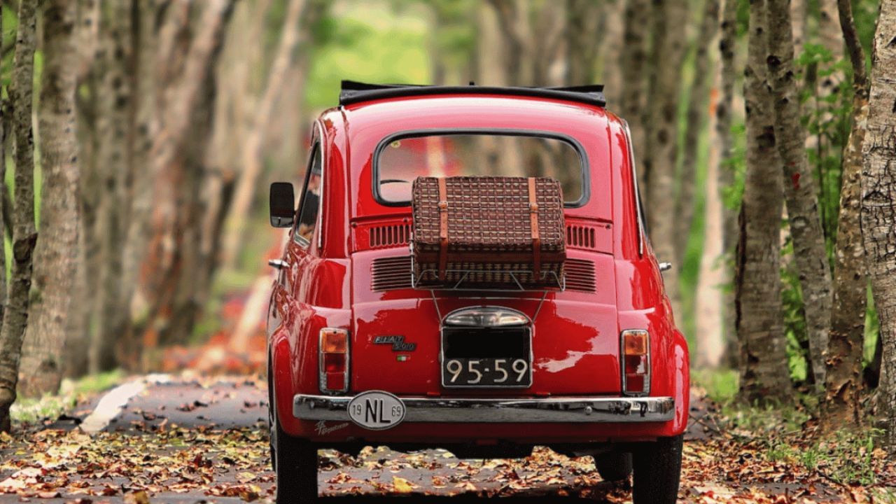 સ્વપ્નમાં કાર ચલાવવી સારી છે કે ખરાબ?: સ્વપ્ન શાસ્ત્ર માને છે કે કાર ચલાવવાનું સ્વપ્ન જોવું સકારાત્મક હોઈ શકે છે. આ સ્વપ્ન તમારા સાહસિક જુસ્સા અને તમારા જીવન પર નિયંત્રણ મેળવવાના તમારા દૃઢ નિશ્ચયનું પ્રતીક છે. આ સ્વપ્ન દર્શાવે છે કે તમે તમારા પોતાના નિર્ણયો માટે જવાબદાર છો.