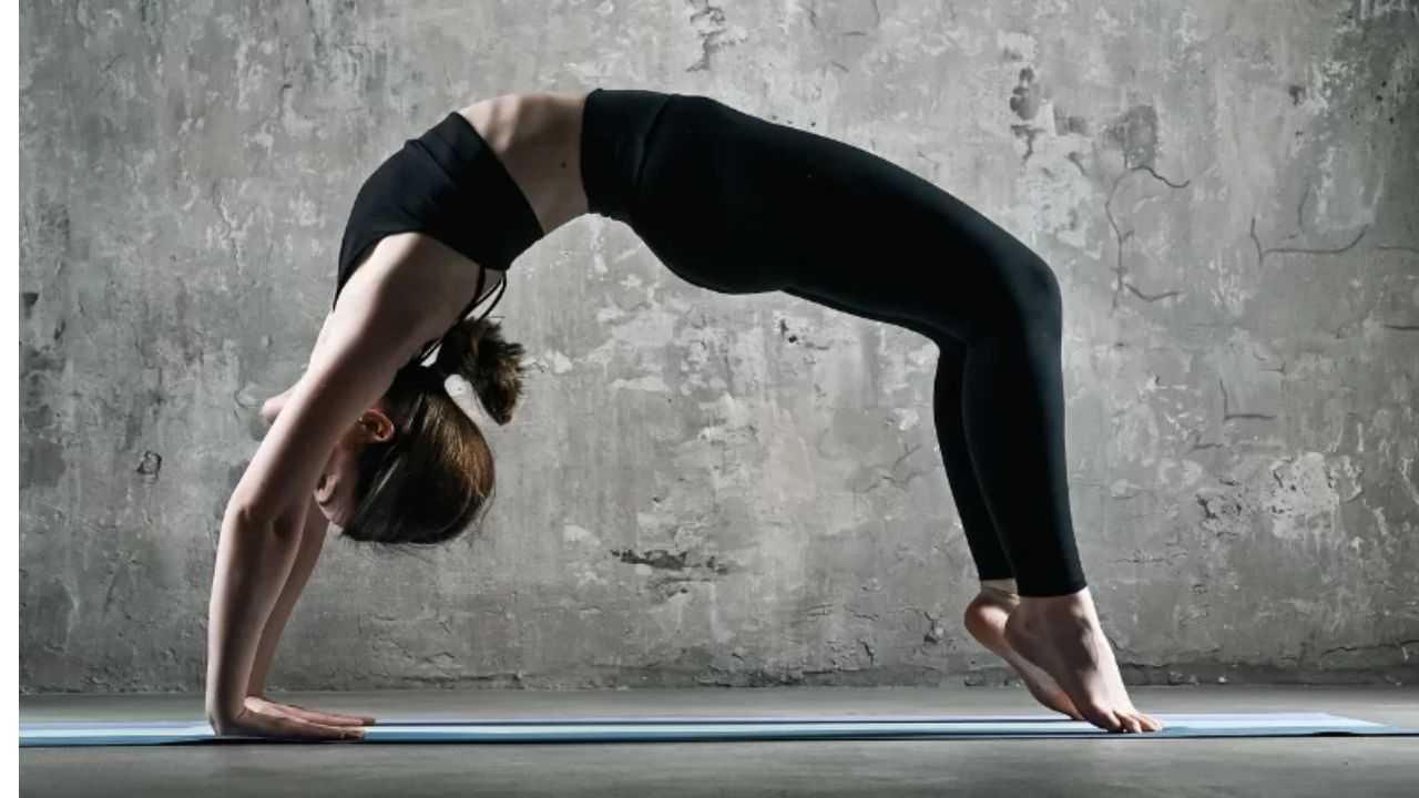 ફાયદા - ચક્રાસનની મદદથી, તમારી છાતી પહોળી થાય છે અને ફેફસાંને વધુ ઓક્સિજન મળે છે. આ મુદ્રા અસ્થમાના દર્દીઓ માટે ખૂબ જ સારી છે. તે શરીરમાંથી તણાવ પણ ઘટાડે છે. આંખોની તેજતા વધારે છે. આ આસન તમને પીઠને મજબૂત બનાવવામાં પણ ઘણી મદદ કરે છે. આ સાથે તે પેટના વિસ્તાર અને પાચન અને પ્રજનન અંગોને પણ ટ્યુન કરે છે. તમને જણાવી દઈએ કે આ આસન હાથ અને પગના સ્નાયુઓને મજબૂત બનાવે છે અને શરીરના ચયાપચય સ્તરને પણ જાળવી રાખે છે.