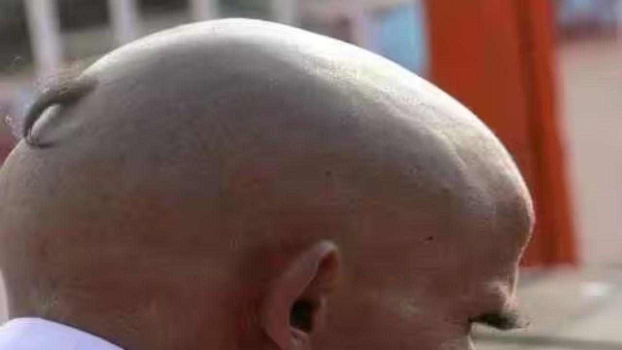 આમાંની એક વિધિ છે મુંડન કરાવવું. હિન્દુ ધર્મમાં માતાપિતા અથવા નજીકના સંબંધીના મૃત્યુ પછી દીકરો કે અન્ય કોઈ પુરુષ માથું મુંડન કરાવે છે. આવો હિન્દુ ધર્મમાં તેનું મહત્વ જાણીએ.
