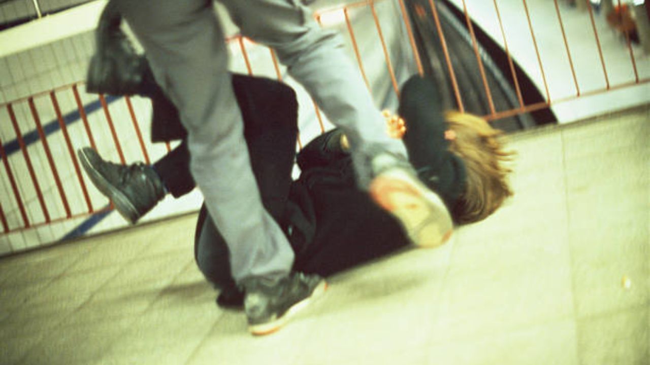 આવું સ્વપ્ન ક્યારેક તમારા મનમાં દબાયેલી લાગણીઓ, તણાવ અથવા સંઘર્ષનું પ્રતીક બની શકે છે જે સ્વપ્નમાંથી બહાર આવવાનો પ્રયાસ કરી રહી છે. જો તમે સ્વપ્નમાં કોઈની સાથે ઝઘડો જોતા હોવ તો હંમેશા એવું જરૂરી નથી કે વાસ્તવિક જીવનમાં પણ તમારી કોઈ સાથે ઝઘડો થાય બલ્કે તે તમારા જીવનમાં કોઈ પડકાર આવવાનો સંકેત પણ હોઈ શકે છે.