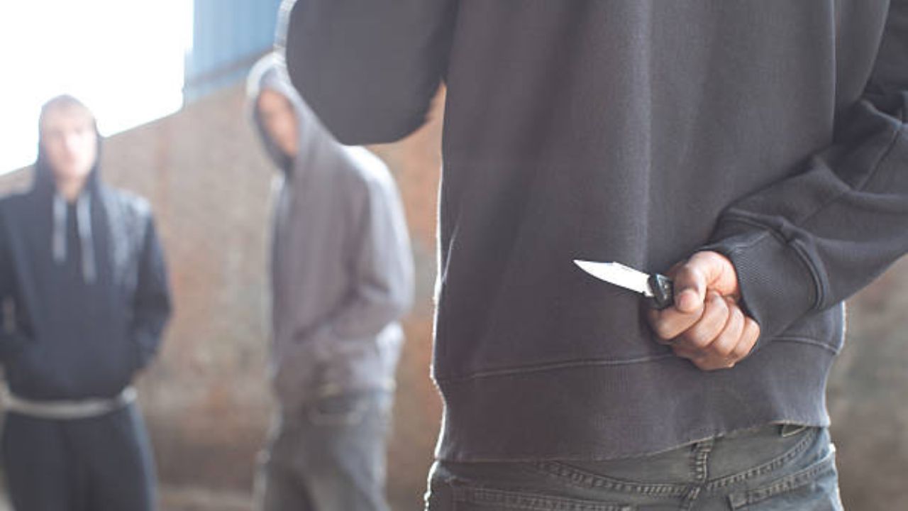 સ્વપ્નમાં કોઈની સાથે લડવું એ તમારા ક્રોધનું પ્રતીક છે: જો તમે સ્વપ્નમાં કોઈની સાથે ઝઘડો કરી રહ્યા છો તો તે તમારા ગુસ્સાની નિશાની હોઈ શકે છે. સપના ક્યારેક તમને એવી વાતો કહે છે જે તમારું અર્ધજાગ્રત મન સમજી શકતું નથી, ખાસ કરીને જો તમે સ્વપ્ન જોયા પછી જાગી જાઓ છો તો તે તમને સંકેત આપે છે કે તમારી આસપાસ કેટલીક અલગ પરિસ્થિતિઓ ઊભી થઈ શકે છે.