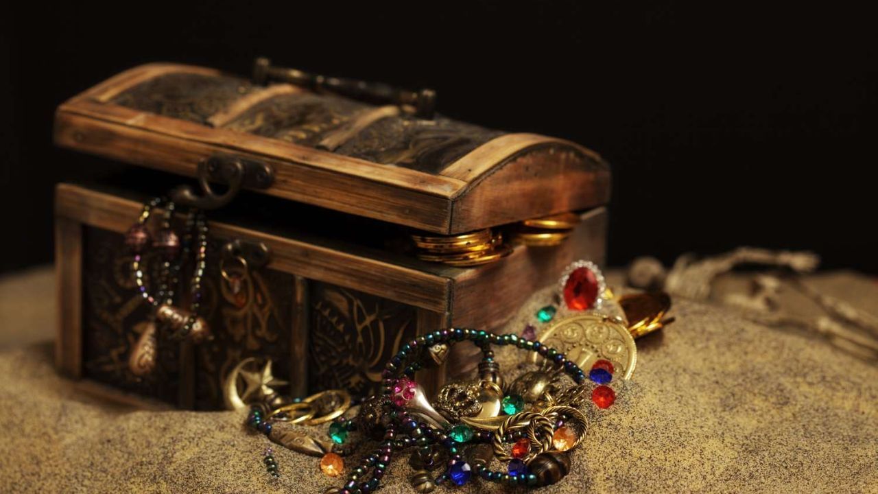 જો ખજાનો ચોરાઈ જાય તો તેનો શું અર્થ થાય છે?: જો તમને સ્વપ્નમાં ખજાનાની ખાણ દેખાય છે તો તે એક સંકેત છે કે આવનારા સમયમાં તમે તમારી પ્રગતિના ઉચ્ચતમ સ્તર પર હશો. ખજાનાની ખીણ જોવી પણ શુભ માનવામાં આવે છે.