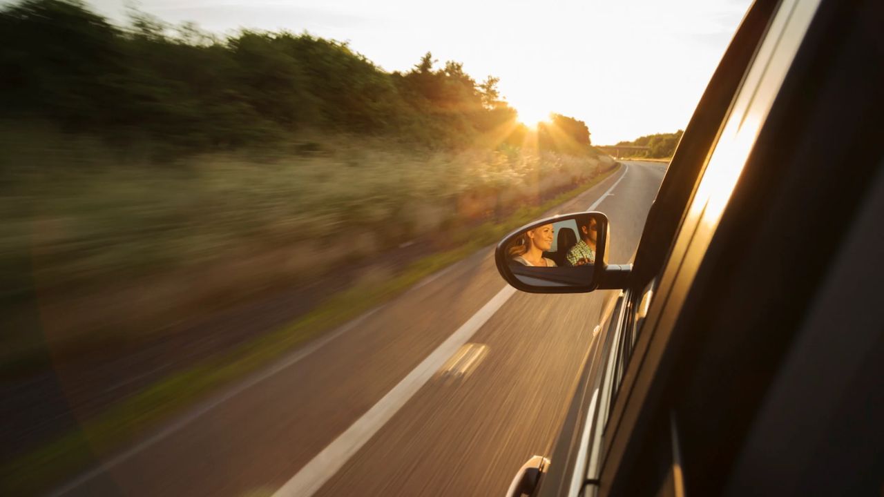 સ્વપ્નમાં કારમાં બેસવાની સ્થિતિ: જો તમે સ્વપ્નમાં કારમાં બેઠા છો? જો તમે સ્વપ્નમાં કારની આગળની સીટ પર બેઠા છો, તો આ સ્વપ્ન સૂચવે છે કે તમે વિવિધ પરિસ્થિતિઓમાં તમારી જાતને સંભાળી શકો છો. જો તમારા સ્વપ્નમાં તમે કારની પાછળની સીટ પર બેઠા છો, તો આ એક સંકેત છે કે તમે અન્ય લોકોની ક્રિયાઓ પર પ્રશ્ન નથી ઉઠાવતા.