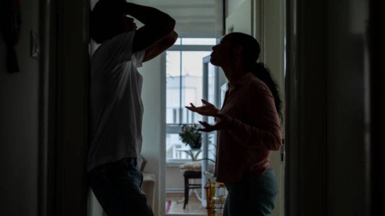 જૂથ હિંસા વિશે સ્વપ્ન જોવાનો અર્થ શું છે?: ઘણી વાર એવું બને છે કે તમે બધાની સામે તમારી વાત રજૂ કરી શકતા નથી અને તમારી અંદર દબાયેલો ગુસ્સો સ્વપ્નમાં એક મોટા જૂથ વચ્ચેની લડાઈના રૂપમાં દેખાય છે. સામાન્ય રીતે જે વ્યક્તિ જાહેરમાં બોલવાનો ડર રાખે છે તેને મોટી સંખ્યામાં લોકોની સામે હુમલો થવાના હિંસક સપના આવી શકે છે, જે તેમના ડર અને ચિંતાઓને પ્રતિબિંબિત કરે છે. આવા સપના એ સંકેત હોઈ શકે છે કે ભીડમાં ચૂપ રહેવાને બદલે, તમારે તમારો મુદ્દો બધા સમક્ષ મૂકવાની અને કોઈપણ પરિસ્થિતિનો ખુલ્લેઆમ સામનો કરવાની જરૂર છે.