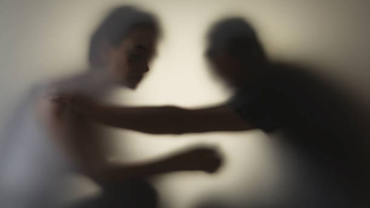 સ્વપ્નમાં તમારા જીવનસાથી સાથે ઝઘડો: જો તમને કોઈ સ્વપ્ન આવે છે જેમાં તમે તમારી જાતને તમારા જીવનસાથી સાથે લડતા જુઓ છો, તો તેનો અર્થ એ છે કે તમે વાસ્તવિક જીવનમાં સંબંધોમાં સંઘર્ષ અનુભવી રહ્યા છો. જો તમે સ્વપ્નમાં તમારા જીવનસાથી સાથે ઝઘડો કરવાનું સ્વપ્ન જોતા હોવ અને તમે તે પરિસ્થિતિમાંથી બહાર નીકળવાનો પ્રયાસ કરી રહ્યા હોવ, તો આ સ્વપ્ન તમને વાસ્તવિક જીવનમાં પણ તમારા જીવનસાથી સાથેના મતભેદોને ઉકેલવાનો સંકેત આપે છે.