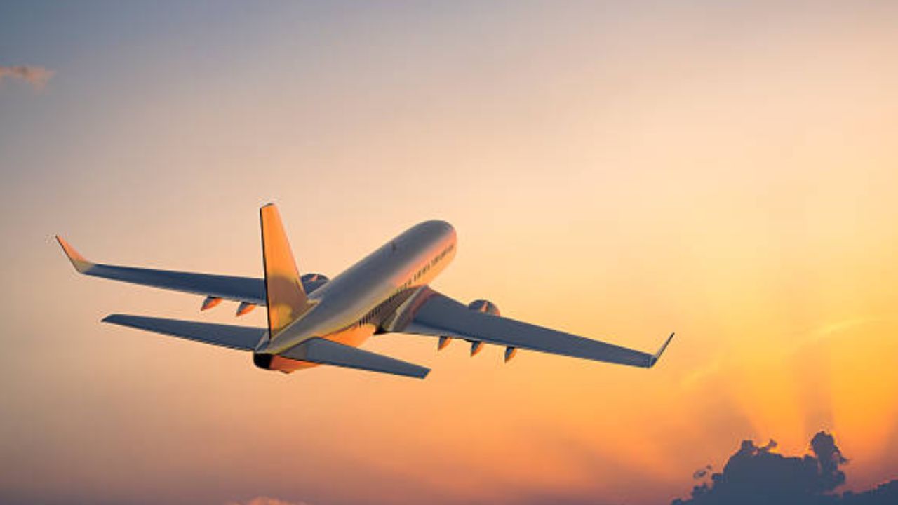 પાકિસ્તાની એરસ્પેસ બંધ થવાને કારણે, ભારતીય એરલાઇન્સને વૈકલ્પિક રૂટનો ઉપયોગ કરવો પડી રહ્યો છે, જેના કારણે ફ્લાઇટ્સનો સમયગાળો 70 થી 80 મિનિટ સુધી વધી ગયો છે. ઉદાહરણ તરીકે, એર ઇન્ડિયાની દિલ્હીથી શિકાગો જતી ફ્લાઇટ્સને હવે ઇંધણ ભરવા માટે યુરોપમાં રોકવી પડે છે, જેના કારણે મુસાફરીનો સમય અને ખર્ચ બંનેમાં વધારો થાય છે.