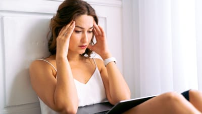 ફૂડ પોઈઝનિંગ એ એવી સ્થિતિ છે જે ખોરાક અથવા પાણીમાં રહેલા બેક્ટેરિયા, વાયરસ, અથવા ઝેરી તત્વો દ્વારા થાય છે. આ બીમારી સામાન્ય રીતે દુષિત ખોરાક ખાવાના થોડા સમય પછી શરૂ થાય છે. (Credits: - Canva)