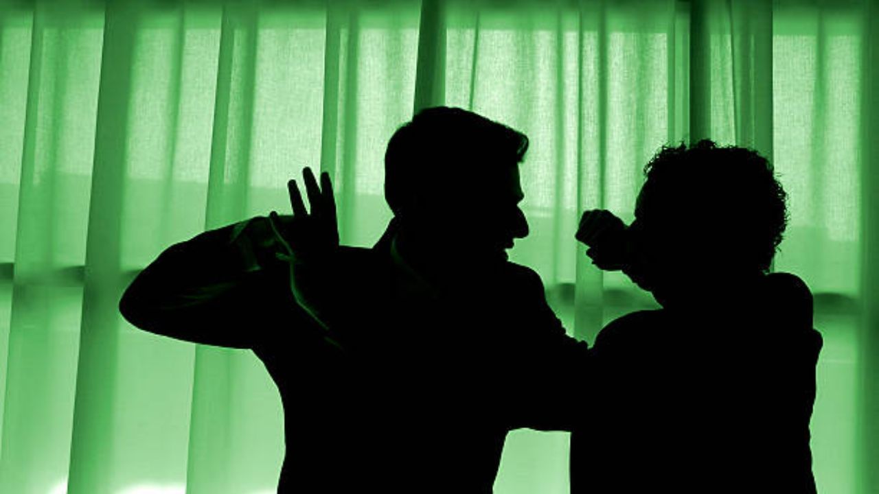 સ્વપ્નમાં લડવું એ શાંતિની ઇચ્છાનું પ્રતીક છે: કોઈની સાથે ઝઘડો કરવાનું સ્વપ્ન જોવું એ પણ શાંતિ માટે પ્રયત્નશીલ રહેવાની નિશાની હોઈ શકે છે. સપનાને ઘણીવાર ઉપરથી આવતા શક્તિશાળી મેસેજ તરીકે અર્થઘટન કરવામાં આવે છે. આધ્યાત્મિક રીતે આવા સપના તમને તમારા વિશ્વાસમાં દૃઢ રહેવાની પ્રેરણા આપે છે. જો તમે સ્વપ્નમાં લડી રહ્યા છો તો ક્યારેક તે સૂચવે છે કે તમે જલદી કોઈ સમસ્યામાંથી બહાર નીકળવા માંગો છો અને શાંતિ શોધી રહ્યા છો. આ સ્વપ્ન તમારા માટે આધ્યાત્મિક શાંતિનો પણ સંકેત આપે છે.