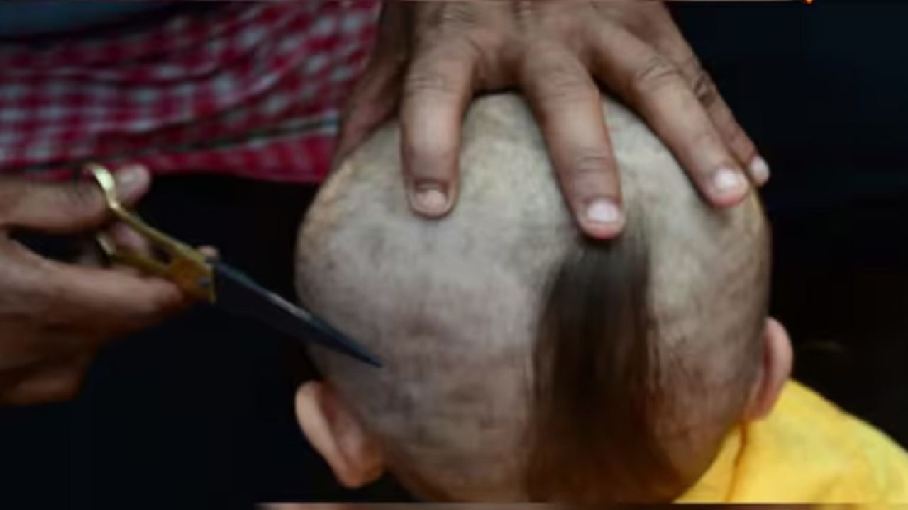 ગરુડ પુરાણ અનુસાર જેમ ઘરમાં બાળકના જન્મ પછી સૂતકનો સમય હોય છે. તેવી જ રીતે જે ઘરમાં કોઈ સભ્યનું મૃત્યુ થાય છે ત્યાં સૂતકનો સમય હોય છે. સૂતક શરૂ થયા પછી, મૃતકના પરિવારના સભ્યોએ 13 દિવસ સુધી સૂતકના નિયમોનું પાલન કરવું પડે છે. આ સમયગાળા દરમિયાન ઘણી પ્રવૃત્તિઓ પ્રતિબંધિત માનવામાં આવે છે. ઉદાહરણ તરીકે શુભ કાર્યો, નવી વસ્તુઓ ખરીદવી, નવા કપડાં પહેરવા, રસોડામાં રસોઈ બનાવવી વગેરે પ્રતિબંધિત માનવામાં આવે છે.
