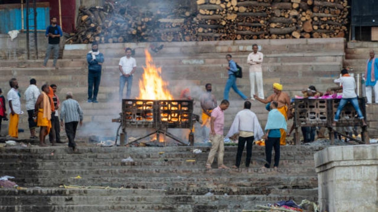 એનો અર્થ એ કે ઘડો જીવનનું પ્રતીક છે અને તેમાંથી વહેતું પાણી આપણું પસાર થતું જીવન છે. હિન્દુ ધર્મના તમામ સંસ્કારો જેમ કે જન્મ, લગ્ન, મૃત્યુ વગેરેમાં ઘડાનું વિશેષ મહત્વ છે કારણ કે ઘડાનો ઉપયોગ શરીરના પ્રતીક તરીકે થાય છે. ઘડાનું તૂટવું એ શરીરના વિનાશનું પ્રતીક છે. અગ્નિસંસ્કારમાં આ પ્રતીકાત્મક વિધિ ફક્ત આત્મા માટે જ નહીં પરંતુ સ્મશાનમાં હાજર અન્ય લોકોને આ રહસ્ય સમજાવવા માટે પણ કરવામાં આવે છે.