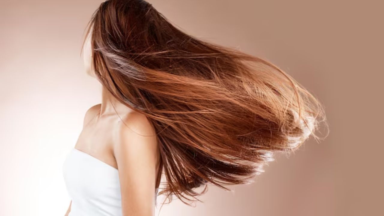 વાળનું સતત તૂટવું: વાળને કડક રીતે બાંધવાથી વાળ ખરવાની સમસ્યા વધી શકે છે. વાસ્તવમાં, વાળને ચુસ્ત રીતે બાંધવાથી વાળના મૂળ પર ઘણો દબાણ આવે છે. આના કારણે વાળ ખેંચાઈ જાય છે અને ખોપરી ઉપરની ચામડીના છિદ્રોને ઘણું નુકસાન થાય છે. ખાસ કરીને જ્યારે પણ તમે વાળને કડક રીતે બાંધવા માટે ટાઈટ રબર અથવા હેર ટાઈનો ઉપયોગ કરો છો, ત્યારે આ સમસ્યા ઘણી વધી શકે છે.