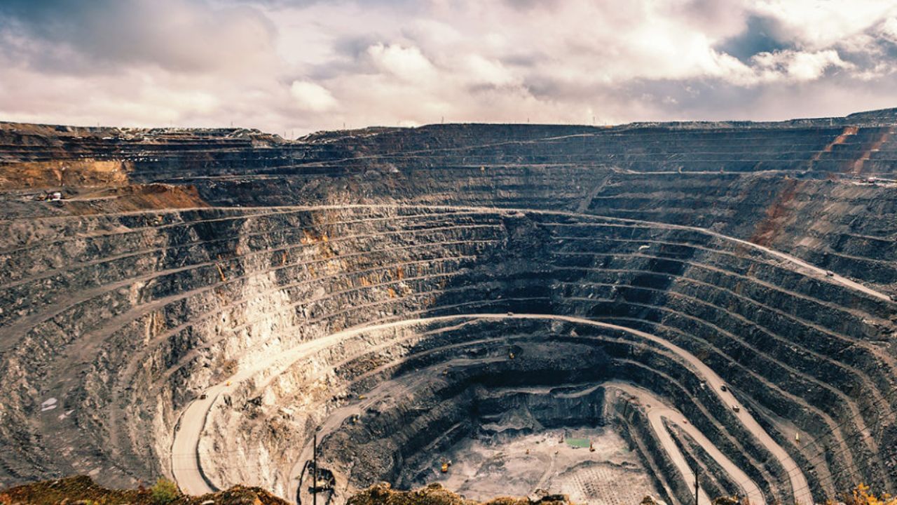 આનો અર્થ એ છે કે તમે ધીમે-ધીમે તમારી સફળતાના મુકામ તરફ આગળ વધી રહ્યા છો. પરંતુ જો તમે સ્વપ્નમાં પોતાને ખજાનો એકત્રિત કરતા જુઓ છો તો તે અશુભ સંકેત છે. આનો અર્થ એ છે કે તમે લોભમાં આવીને ખોટું પગલું ભરી શકો છો જેના પરિણામે તમને નુકસાન થશે.