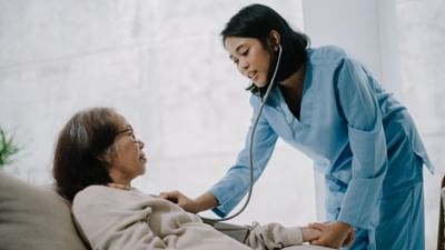 હાઈ બ્લડ પ્રેશર, જેને ઉચ્ચ રક્તચાપ (Hypertension) પણ કહેવામાં આવે છે, એ એક એવી સ્થિતિ છે જ્યાં ધમનીઓમાં રક્તપ્રવાહનું દબાણ સામાન્ય સ્તર કરતાં વધુ હોય છે. જો તેને નિયંત્રિત ન કરવામાં આવે, તો તે હૃદયરોગ, સ્ટ્રોક, કિડનીની બીમારીઓ અને અન્ય ગંભીર તકલીફોનું કારણ બની શકે છે. (Credits: - Canva)