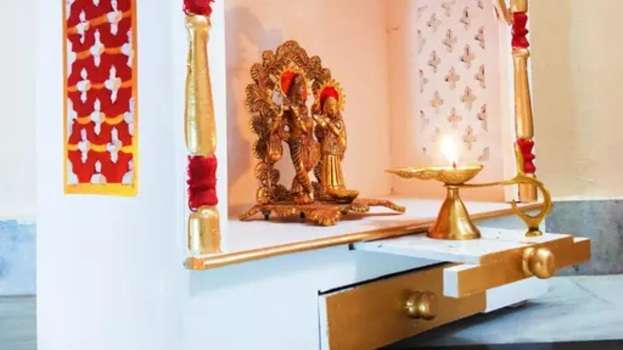 ઘરમાં રાખેલ મંદિર વેચવું જોઈએ કે નહીં?: તમે જે મંદિરમાં પૂજા કરો છો ત્યાં ઘણી પોઝિટિવ એનર્જી એકઠી થાય છે. ચેતનાનો સંચાર થાય છે. તમારું જૂનું મંદિર આ રીતે કોઈને આપવું કે વેચવું યોગ્ય નથી. તેનું સમ્માન પૂર્વક વિસર્જન કરવું જોઈએ. 
