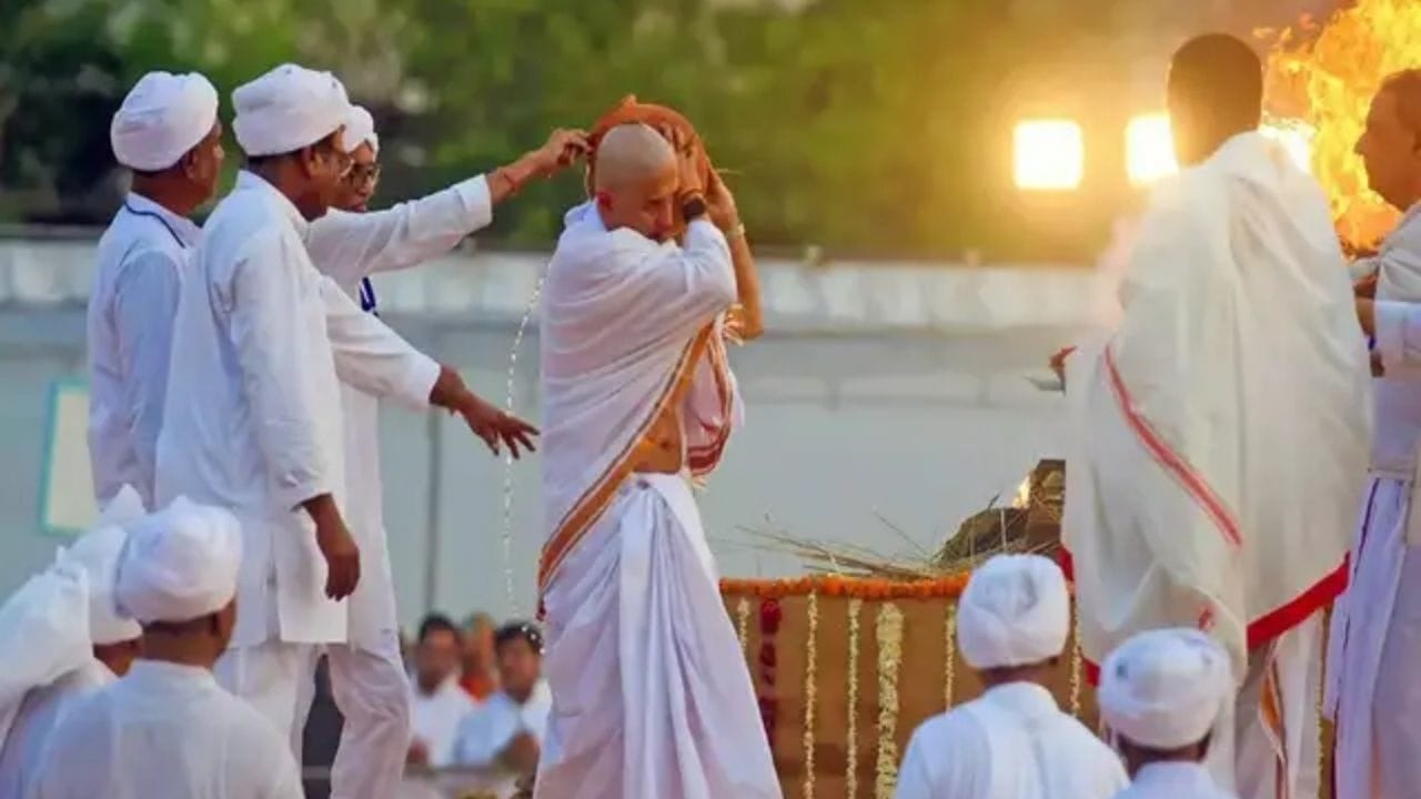 આ એટલા માટે કરવામાં આવતું હતું કે શરીરની આસપાસ પાણી પડવાથી તેની આસપાસની જમીન ભીની થઈ જાય અને જ્યારે શરીરને અગ્નિસંસ્કાર કરવામાં આવે છે, ત્યારે આગ ખેતરોમાં ફેલાતી નથી. પ્રાચીન સમયમાં બીજા ઘણા સમાન રિવાજો છે જે કોઈ બીજા કારણોસર કરવામાં આવતા હતા પરંતુ આજે કોઈ બીજા કારણોસર કરવામાં આવે છે.