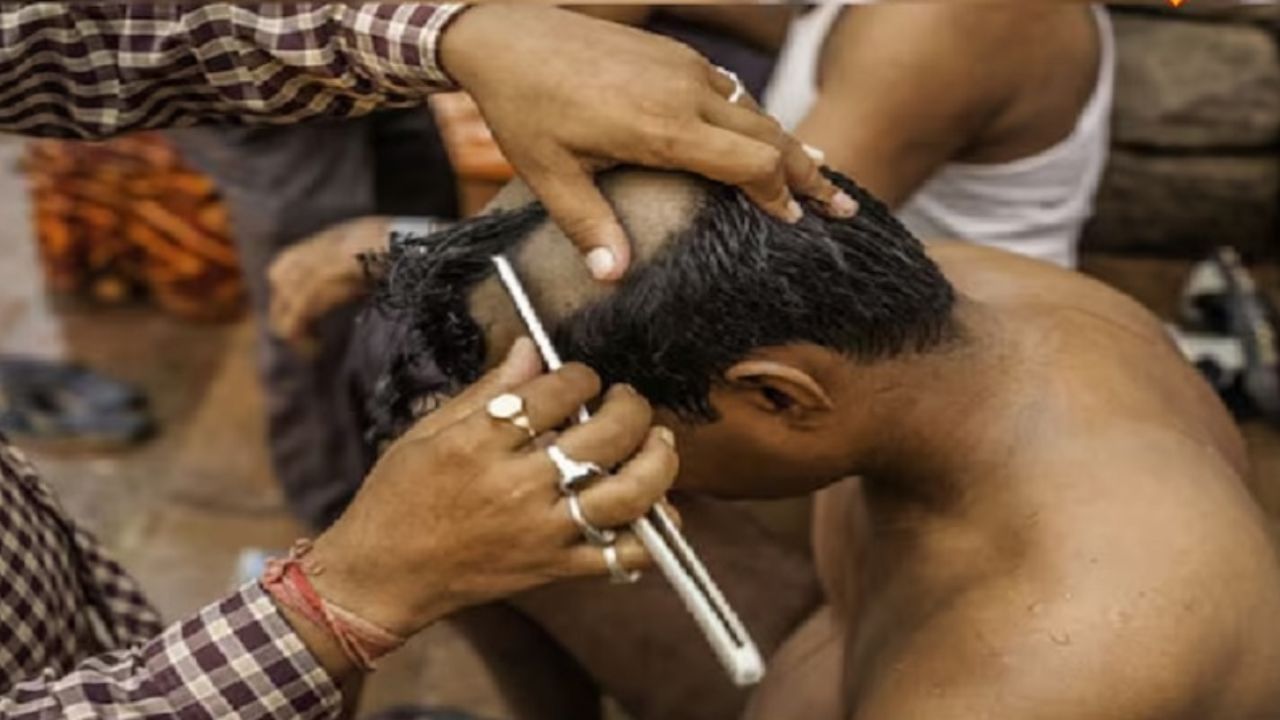 મુંડન એ આત્મા સાથેનો સંબંધ તોડી નાખવાનો એક માર્ગ છે: એવું માનવામાં આવે છે કે વાળ નેગેટિવ એનર્જીને પણ આકર્ષે છે. આનો અર્થ એ થયો કે મૃત વ્યક્તિના અંતિમ સંસ્કાર અને 13મો દિવસ પૂરો ન થાય ત્યાં સુધી તે ફરીથી તેના પરિવારનો સંપર્ક કરવાનો પ્રયાસ કરે છે. આ કારણોસર કોઈના મૃત્યુ પછી આત્માના જીવન સાથેના બધા જોડાણો તોડવા માટે મુંડન કરવામાં આવે છે.
