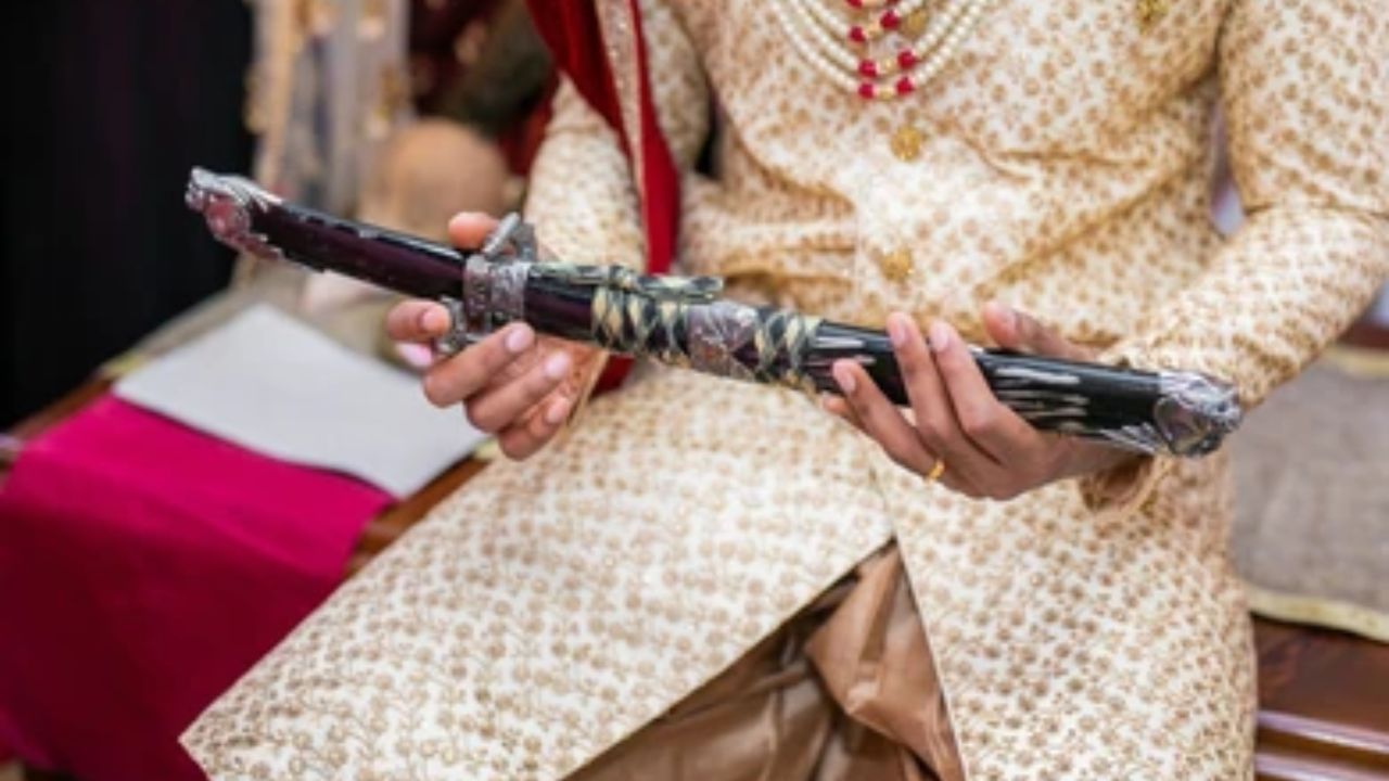 તલવાર કે છરી રાખવાથી ખરાબ નજરથી રક્ષણ મળે છે: જૂના લોકો એવું પણ માનતા હતા કે જો વરરાજા પાસે લોખંડની ધાતુ હોય તો તે કોઈ પણ વ્યક્તિની ખરાબ નજરથી પ્રભાવિત થશે નહીં અને નકારાત્મક શક્તિઓથી પ્રભાવિત થશે નહીં. ઘણીવાર વૃદ્ધ મહિલાઓ ઘરના બાળકોને ખરાબ નજરથી બચાવવા માટે તેમના પર કાળું ટિલું કરી આપે છે. એ જ રીતે વરરાજાને તલવાર રાખવા માટે આપવામાં આવે છે. કારણ કે લગ્નના દિવસે વરરાજા પણ સુંદર પોશાક પહેરે છે અને આ દિવસે તે અન્ય દિવસો કરતાં વધુ સુંદર દેખાવા માંગે છે. આવી સ્થિતિમાં તેમને ખરાબ નજરથી બચાવવા માટે તેમને લોખંડની કોઈ વસ્તુ પોતાની સાથે રાખવા માટે આપવામાં આવે છે. આ જ કારણ છે કે વર પોતાની સાથે તલવાર રાખે છે.