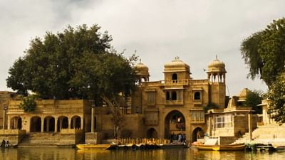 જેસલમેર નામ "રાવ જૈસલ" ના નામ પરથી પડ્યું. રાવ જૈસલ યાદવ વંશના શાસક હતા અને તેમણે ઈ.સ.1156માં આ શહેરની સ્થાપના કરી હતી. "મેર" શબ્દનો અર્થ છે પહાડી અથવા કિલ્લો. તેથી, "જેસલમેર" નો અર્થ થયો જૈસલનો કિલ્લો અથવા જૈસલની પહાડી પર વસેલું શહેર. (Credits: - Wikipedia )