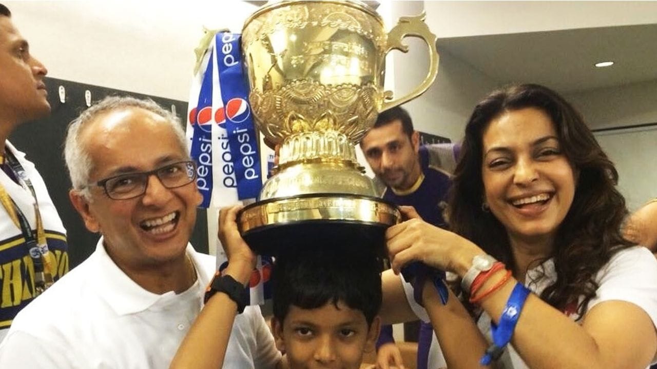 4171 કરોડની મલ્ટીનેશનલ કંપનીનો CEO જય મહેતાની લગ્ઝરી લાઈફસ્ટાલ વિશે જાણીએ. જય મહેતા બિઝનેસની દુનિયામાં મોટું નામ છે. મહેતા ગ્રુપના અધ્યક્ષ છે. આ કંપનીની દેશ-વિદેશમાં અનેક મોટી બ્રાન્ચ છે. જય મહેતાની કંપની સીમેન્ટ, બિલ્ડિંગ મટેરિયલ, કપડાંથી લઈ એન્જિયનરિંગ સેક્ટરમાં કામ કરે છે.તેની કંપનીની નેટવર્થ 5000 મિલિયન ડોલરથી પણ વધારે છે.