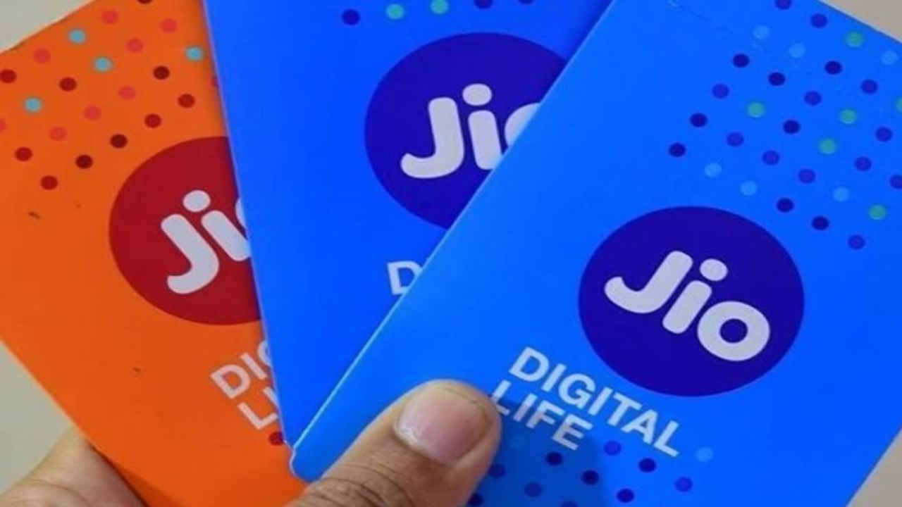 જો તમે પણ Jio યુઝર છો અને તમે Jioનો સસ્તો અને સસ્તો રિચાર્જ પ્લાન શોધી રહ્યા છો, તો આ સમાચાર તમારા માટે ખૂબ જ મહત્વપૂર્ણ રહેશે. આજે અમે તમને Jioના આવા રિચાર્જ પ્લાન વિશે જણાવીશું, જેને તમે 200 રૂપિયાથી ઓછી કિંમતે ખરીદી શકો છો.