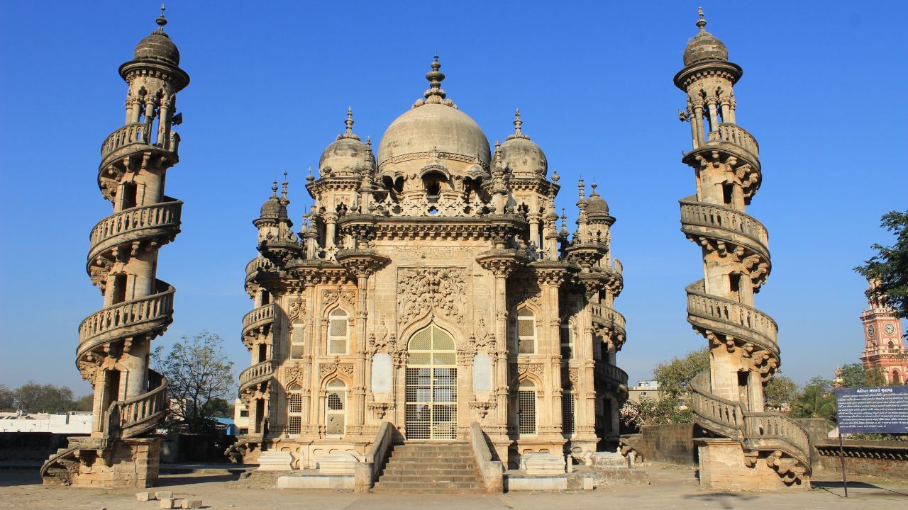 ગઢનો અર્થ: મોટાભાગના લોકો ગઢ શબ્દથી વાકેફ છે કે તે કિલ્લા સાથે સંબંધિત છે. ભારતીય ઇતિહાસમાં રાજપૂત હોય કે મુઘલ શાસકો તેમણે ઘણા રાજ્યોમાં પોતાના કિલ્લાઓ સ્થાપ્યા છે. આ દ્વારા તેઓએ માત્ર પોતાનું નિવાસસ્થાન જ સ્થાપિત કર્યું નહીં પરંતુ તેને શક્તિ દર્શાવવાનું એક માધ્યમ પણ માનવામાં આવતું હતું.