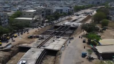 અમદાવાદમાં બ્રિટિશ કાળમાં 1881ના વર્ષમાં ખારીકટ કેનાલ બનાવવામાં આવી હતી. જેને પૂર્વ અમદાવાદમાં ખારીક કેનાલે વહેરો કે વોકળા તરીકે ઓળખવામાં આવતી હતી. અમદાવાદ જિલ્લાના રાયપુર ગામેથી શરુ થઈને ચંડોળા તળાવ સુધી પસાર થતી ખારીકટ કેનાલ, એક સમયે અનેક સમસ્યાઓને લઈને પૂર્વ અમદાવાદના લોકો માટે માથાનો દુખાવો બની હતી. ખારીકટ કેનાલ જળ-પ્રદૂષણ અને ગંદકીના થર જોવા મળતા હતા.