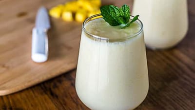 ઉનાળો હોય એટલે લસ્સી વગર ન ચાલે, મોટાભાગના લોકો લસ્સી પીવાના શોખીન હોય છે. ત્યારે પંજાબમાં જ નહીં ભારતભરમાં પ્રસિદ્ધ લસ્સીને ઘરે સરળતાથી બનાવી શકાય છે. 