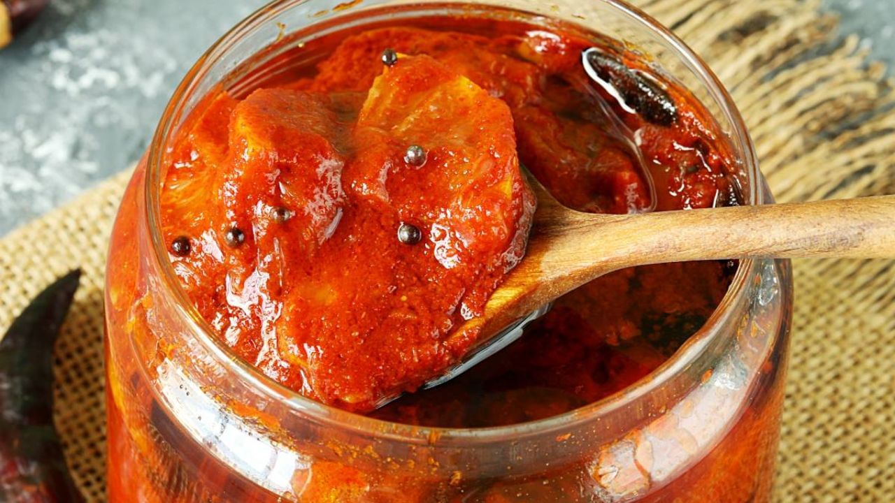 ભારતમાં બનતી મોટાભાગની વાનગીઓમાં લીંબુના રસનો ઉપયોગ કરવામાં આવે છે. લીંબુને ઉમેરવાથી જમવાનું સ્વાદિષ્ટ બને છે. ત્યારે આજે આપણે લીંબુના અથાણું બનાવવાની રેસિપી જણાવીશું. 