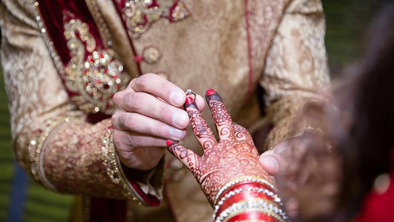 Important Supreme Court and High Court Judgments: Lata Singh vs State of U.P. (2006) 5 SCC 475. સુપ્રીમ કોર્ટે કહ્યું: પુખ્ત છોકરાઓ અને છોકરીઓને જાતિ કે ધર્મને ધ્યાનમાં લીધા વિના તેમની પસંદગીના વ્યક્તિ સાથે લગ્ન કરવાનો અને રહેવાનો સંપૂર્ણ અધિકાર છે. પરિવાર કે સમાજ દ્વારા દખલ ગેરકાયદેસર છે. Shakti Vahini vs Union of India (2018) 7 SCC 192 સુપ્રીમ કોર્ટે પ્રેમ લગ્ન કરનારા યુગલોને સુરક્ષા પૂરી પાડવાનો આદેશ આપ્યો. ઓનર કિલિંગ સામે કડક સૂચનાઓ જાહેર કરી છે.
