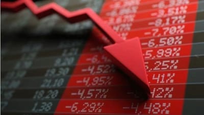 અમેરિકન રિસિપ્રોકલ ટેરિફને લઈને વિશ્વભરના શેરબજારોમાં ખળભળાટ મચી ગયો છે. તેની અસર ભારત પર પણ પડી છે અને ચારેબાજુ વેચવાલીનું વાતાવરણ છે. સેક્ટર મુજબની વાત કરીએ તો દરેક સેક્ટરનો નિફ્ટી ઈન્ડેક્સ લાલ છે. સ્થાનિક ઇક્વિટી બેન્ચમાર્ક સૂચકાંકો સેન્સેક્સ અને નિફ્ટીમાં ઘટાડો થયો છે. મિડકેપ અને સ્મોલકેપ શેરોમાં પણ ભારે વેચવાલીનું દબાણ છે. એકંદરે, BSE પર લિસ્ટેડ કંપનીઓના માર્કેટ કેપમાં રૂ. 19.39 લાખ કરોડનો ઘટાડો થયો છે, એટલે કે બજાર ખુલતાની સાથે જ રોકાણકારોની સંપત્તિમાં રૂ. 19.39 લાખ કરોડનો ઘટાડો થયો છે.