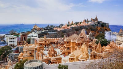 ભારતમાં જૈન મંદિરોનો સૌથી મોટો સમૂહ આવેલો છે. ગુજરાતના પાલિતાણા આવેલા જૈન મંદિરનું એક આગવું મહત્ત્વ છે. તીર્થયાત્રા માટેના સૌથી પવિત્ર સ્થળોમાંનું એક છે. શત્રુંજય ટેકરી પર 3000 થી વધુ મંદિરો આવેલા છે. જેમાંથી 863 જૈનોના પવિત્ર મંદિરો છે.