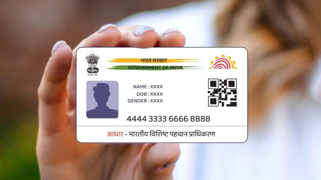 પાસપોર્ટ અરજી માટે કેટલાક મહત્વપૂર્ણ દસ્તાવેજો જરૂરી છે, જેમ કે ઓળખનો પુરાવો (આધાર કાર્ડ, મતદાર ID), જન્મ પ્રમાણપત્ર અને સરનામાનો પુરાવો (વીજળી બિલ, બેંક સ્ટેટમેન્ટ). આ ઉપરાંત, પાસપોર્ટના પ્રકાર અનુસાર ફી ચૂકવવાની રહેશે. ઉદાહરણ તરીકે, સામાન્ય પાસપોર્ટની ફી 1,500 થી 2,000 રૂપિયા સુધીની હોઈ શકે છે, જ્યારે તત્કાલ પાસપોર્ટ માટે, ફી વધુ હોઈ શકે છે.
