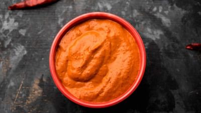 ભારતમાં અલગ અલગ વાનગીઓ બનાવવામાં આવે છે. તમે પેરી-પેરી પનીર, પેરી-પેરી પાસ્તા અને ફ્રેન્ચ ફ્રાય સહિતની વસ્તુઓ ખાવી સૌને ગમે છે. પેરી-પેરી સોસ ઘરે બનાવવો ખૂબ જ સરળ છે.