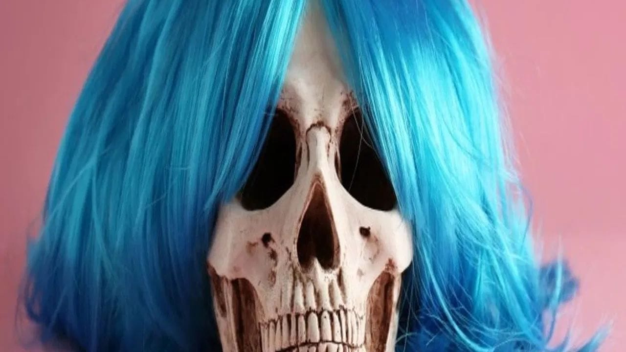 સાયન્સ ફોકસના રિપોર્ટ પ્રમાણે, મૃત્યુ પછી શરીરનું પાણી ઓછું થવાને કારણે આખું શરીર સુકાઈ જાય છે અને ત્વચા ચપટી પડે છે. આ કારણે આંગળીઓ મચકાઈ જાય છે અને નખ વધારે બહાર દેખાય છે. એજ રીતે વાળ પણ થોડા લાંબા દેખાઈ શકે છે. એટલે કે, વાસ્તવમાં નખ અને વાળ વધતા નથી, પરંતુ ત્વચાના સુકાવાથી તેઓ વધારે દેખાય છે.